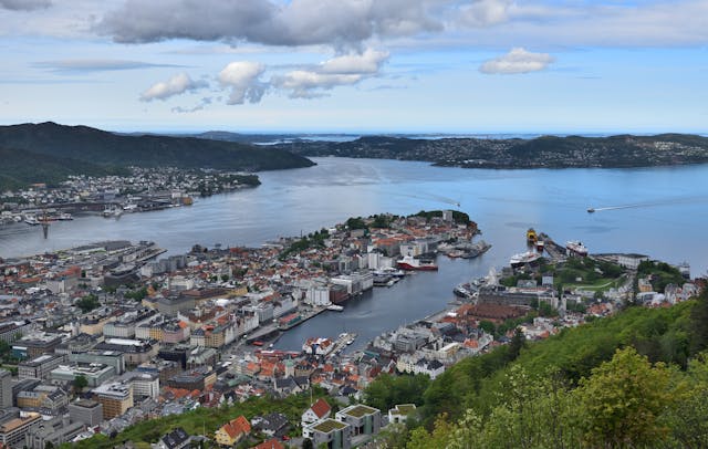 Demonstrasjon mot offentleg sløsing og korrupsjon på Torgallmenningen i Bergen